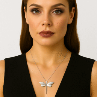 Le design compact de la petite libellule ajoute une touche de subtilité à votre style, idéale pour un usage quotidien ou des occasions spéciales.  Ce Collier Petite Libellule en argent deviendra une expression charmante de votre style unique.